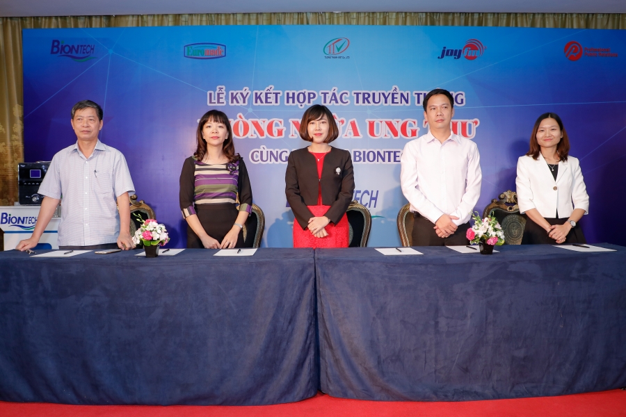 Bà Nguyễn Thu Hương (ngoài cùng bên phải) - Đại diện PPR Việt Nam tham gia ký kết hợp tác truyền thông cùng Tập đoàn Biontech